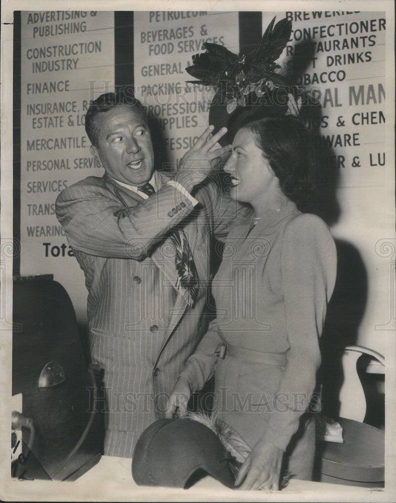 1947 Press Photo Comedian Jerry Lester &amp; Volunteer Mrs O. E. Van Alysa - Historic Images