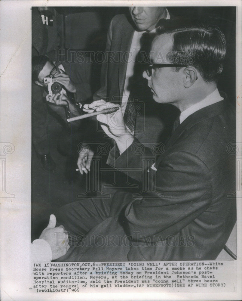 1965 Press Photo White House Press Secretary Bill Moyers Taking A Smoke - Historic Images