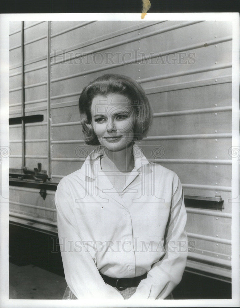 1964 Press Photo Actress Bethel Leslie White Shirt Garage Door Background - Historic Images