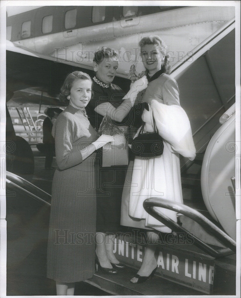 1955 Press Photo Actress Nan Leslie Greets Mrs. Mildred Hunt &amp; Daughter Phyllis - Historic Images