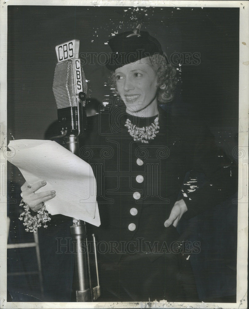 1940 Press Photo Helen Menken in the radio drama &quot;Second Husband&quot; - Historic Images