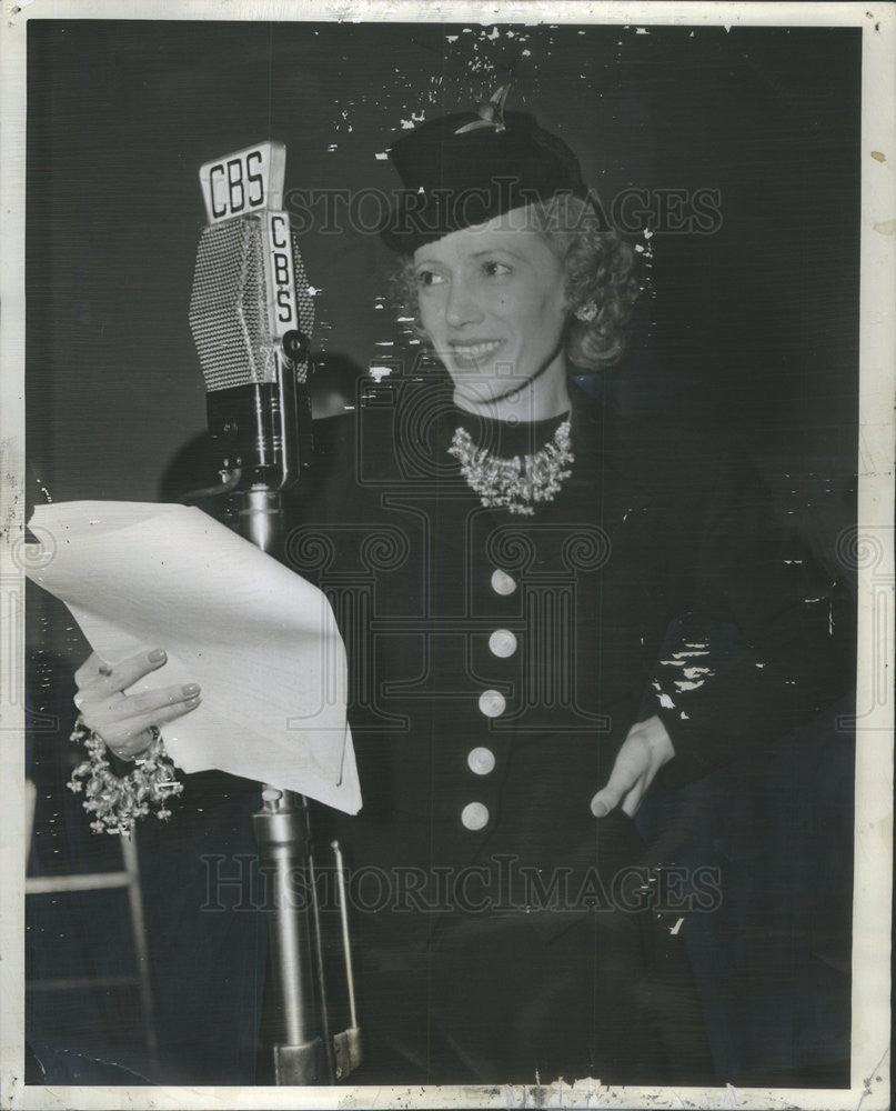 1940 Press Photo Helen Menken in the radio drama "Second Husband" - Historic Images