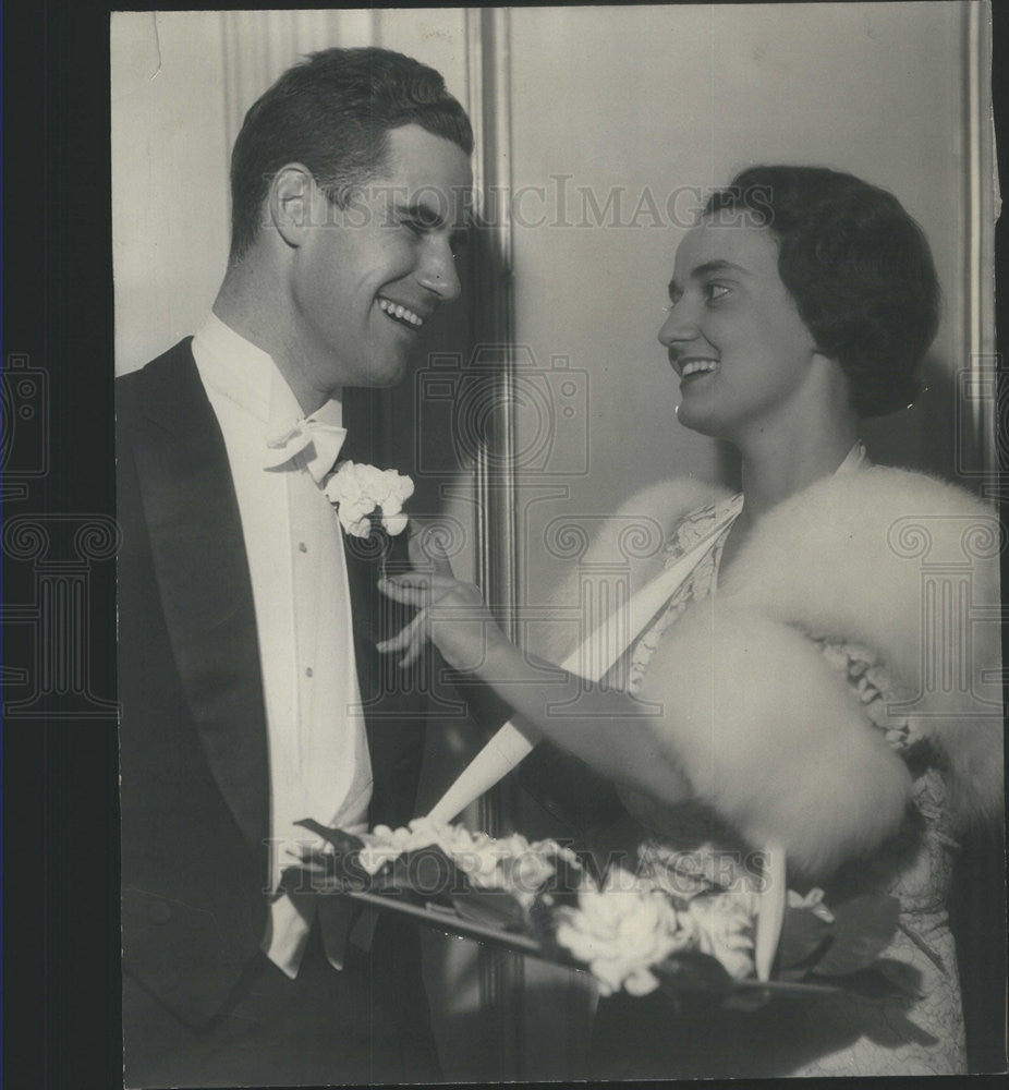 1934 Press Photo Lydia Swift Champion in selling $1 gardenias with James Bateman - Historic Images