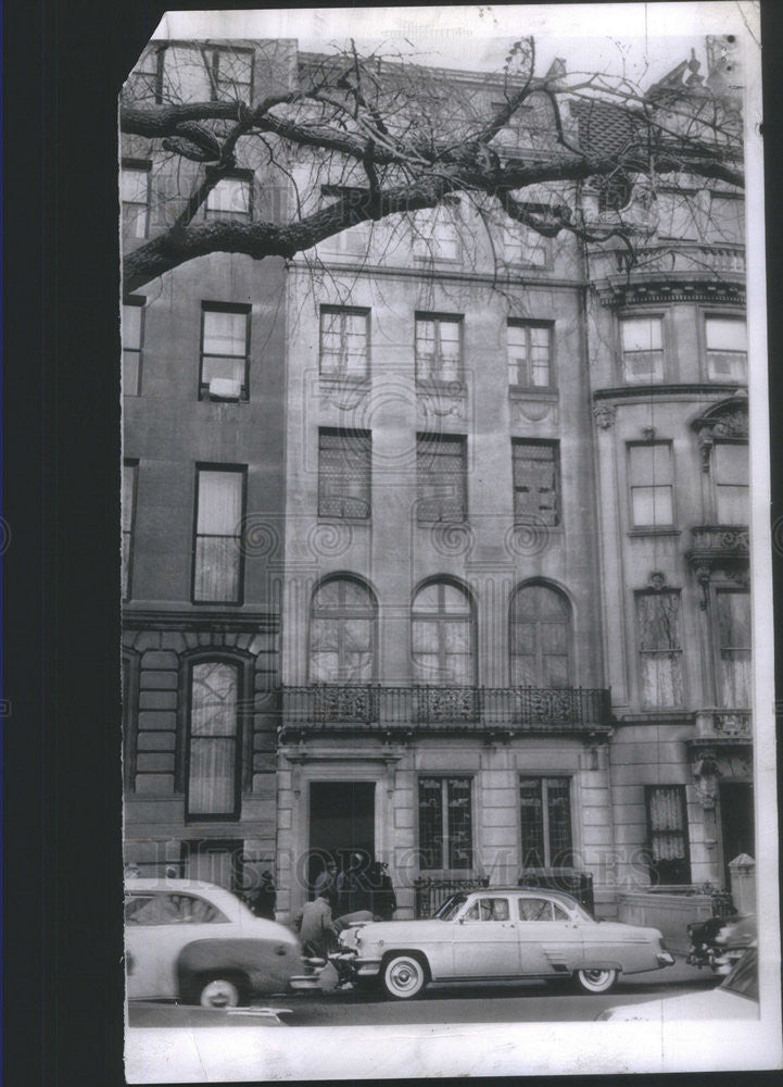 1955 Press Photo Newsmen Gather at the Door of Serge Rubinstein;s Levish - Historic Images