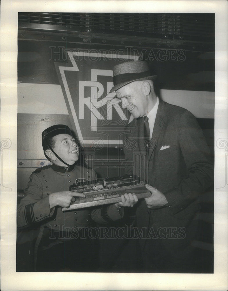 1965 Press Photo Philip Morris w/ WL Millar - Historic Images