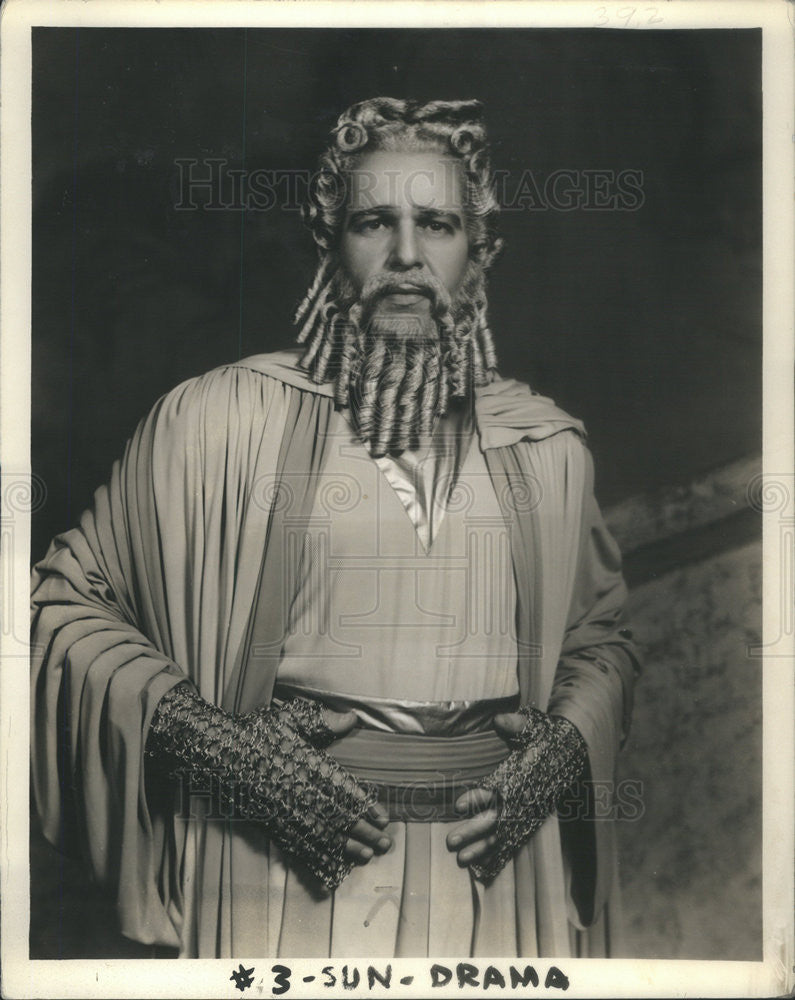1938 Press Photo Alfred Lunt stars in "Amphitryon 38" - Historic Images