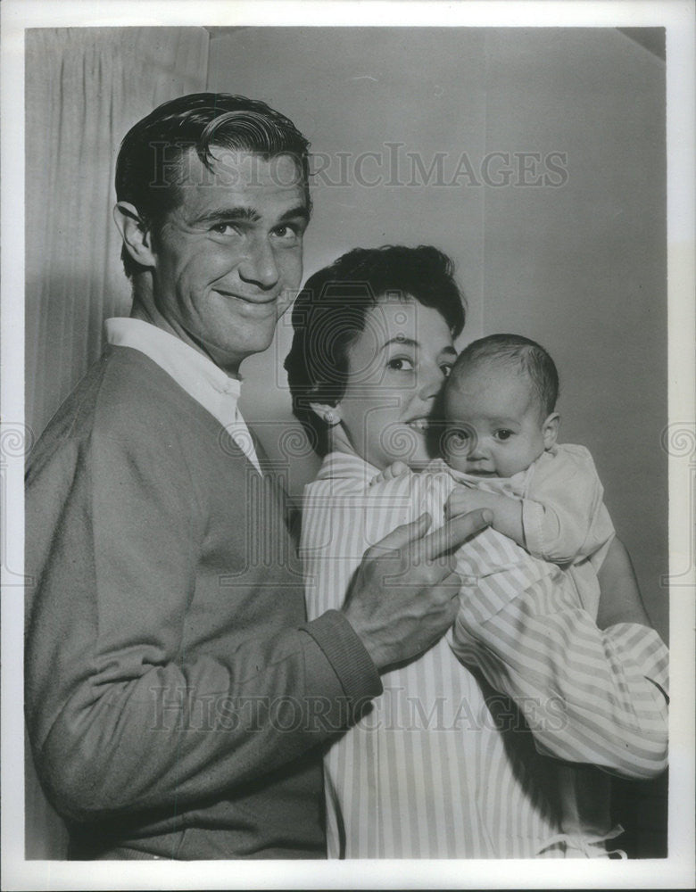 1957 Press Photo Actor John Lupton, wife and baby - Historic Images