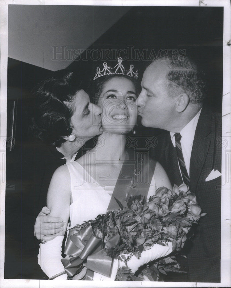 1963 Press Photo Mr. and Mrs. Luporini with daughter Nadine as Queen of Columbus - Historic Images