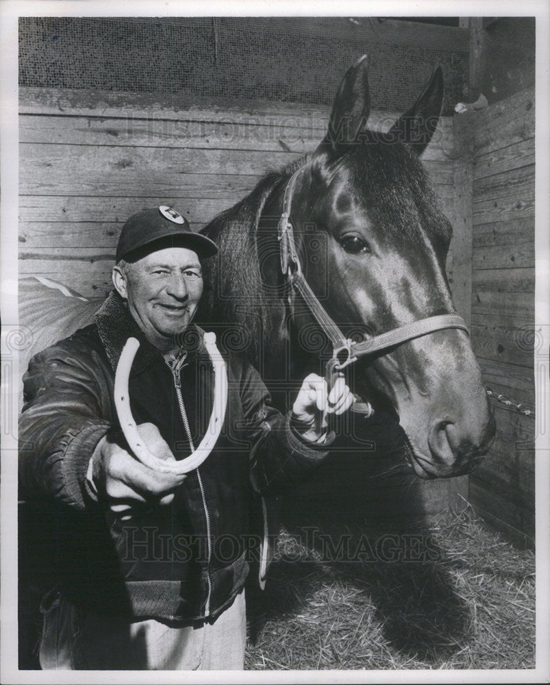 1968 Press Photo Assistant Trainer Ray Mott Near Me Horse Speedster Stakes - Historic Images