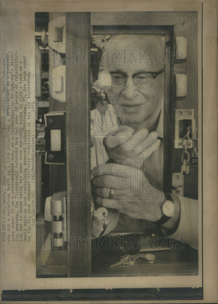 1971 Press Photo Morris Red Rudensky Lockpick Expert Consultant 3M Company - Historic Images