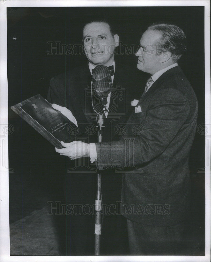 1953 Press Photo Irving Kupcinet receives award from Bob Hope - Historic Images