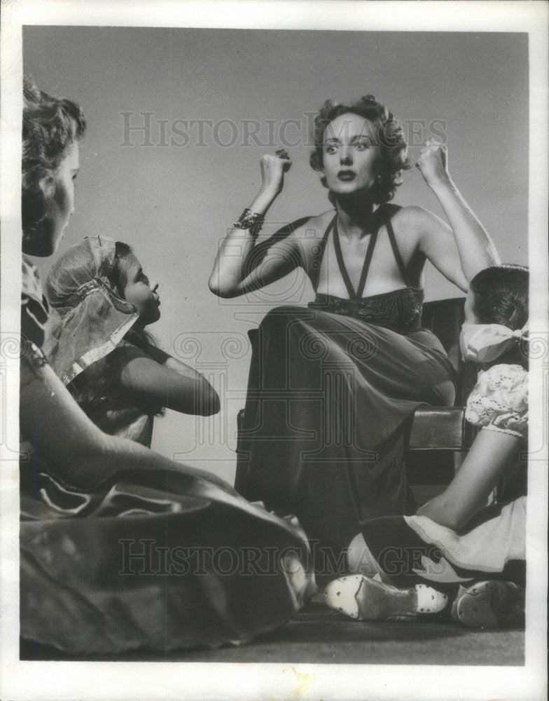 1952 Press Photo Lady Iris Mountbatten Host Versatile Varieties - Historic Images