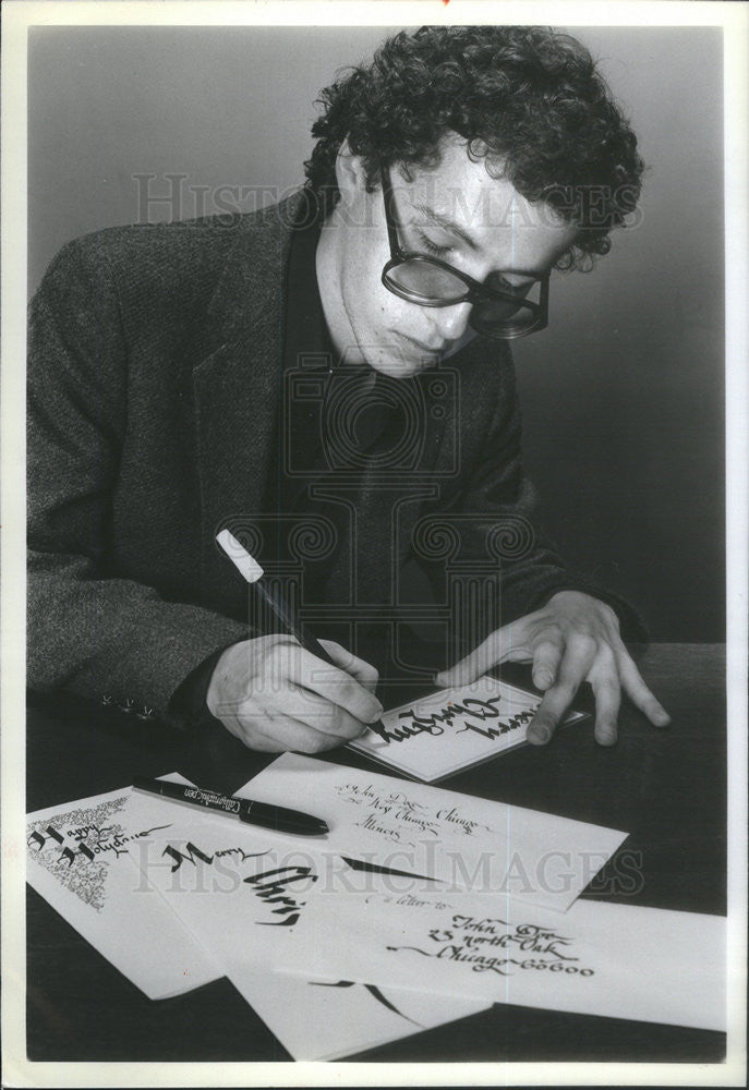 1981 Press Photo Calligrapher Don Lungu - Historic Images