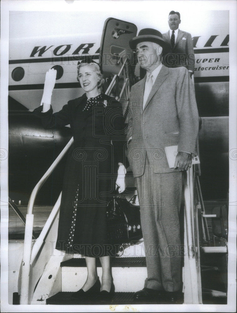 1955 Press Photo Mrs Clare Boothe Luce and Husband Henry arrive from Italy - Historic Images