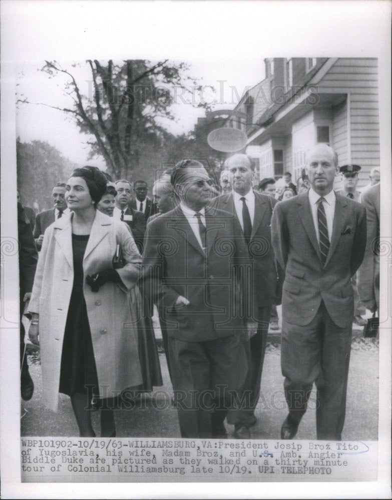 1963 Press Photo Pres Josip Broz Tito of Yougoslavia &amp; his wife &amp; US Amb Angier - Historic Images