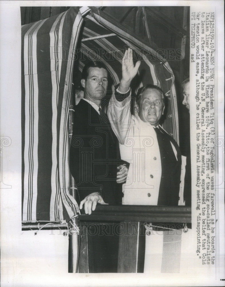 1960 Press Photo Pres Josip Broz Tito of Yugoslavia waves goodbye - Historic Images