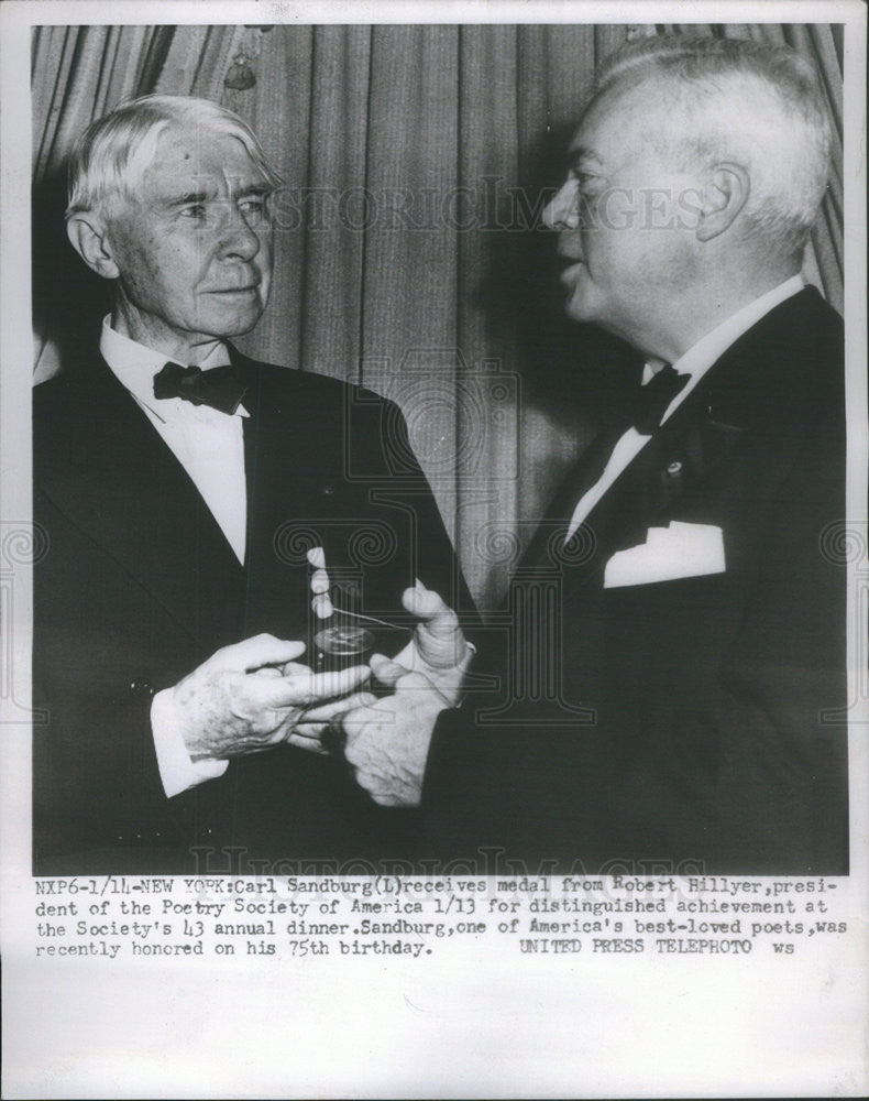 1953 Press Photo Poet Carl Sandburg Receives Medal From Robert Hillyer - Historic Images