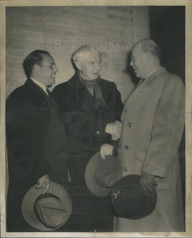 1952 Press Photo Joel Goldblatt, Poet Carl Sandburg, David Mayer - Historic Images