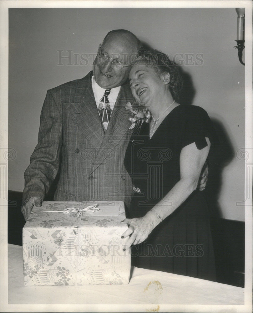 1948 Press Photo Benjamin Samuels President Yellow Cab 70th Birthday Wife Martha - Historic Images