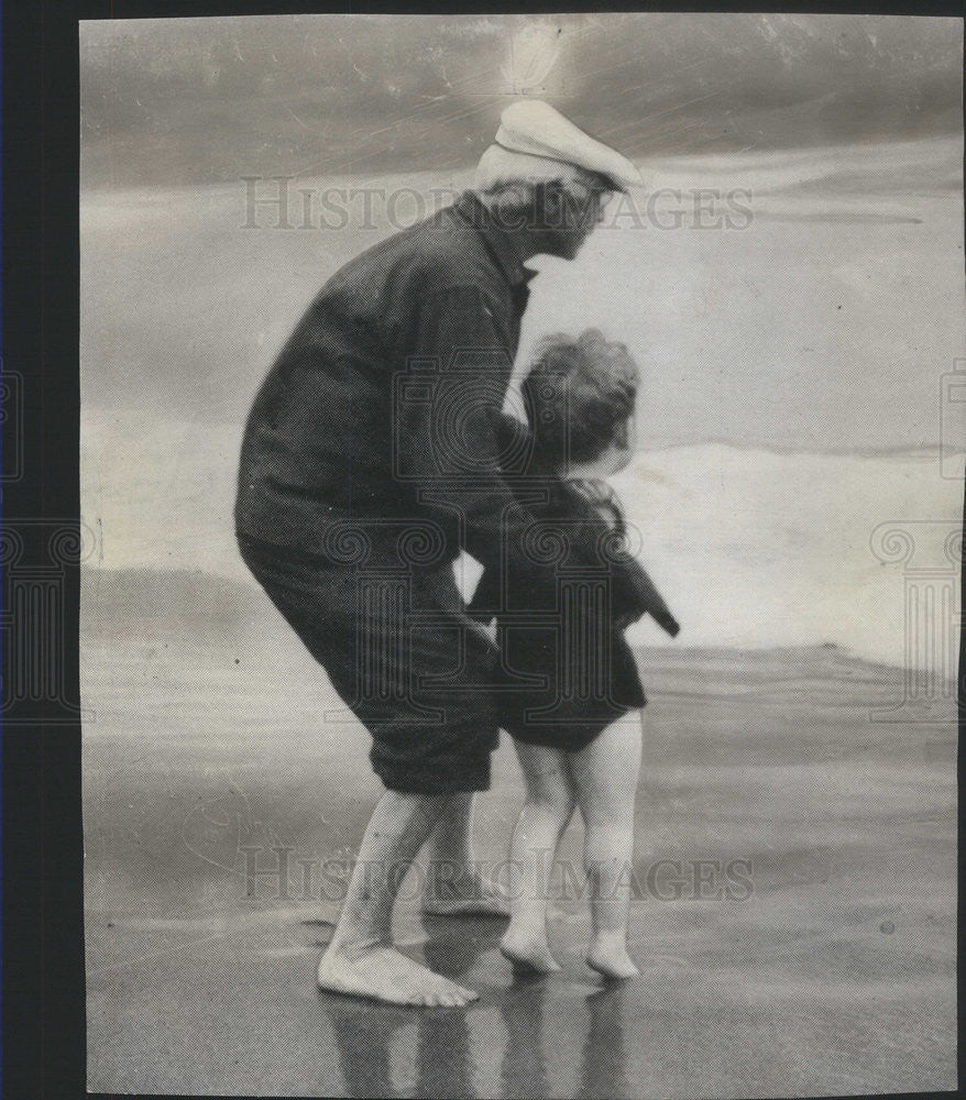 1968 Press Photo Poet Carl Sandberg w/ his grandson John Carl at the beach - Historic Images