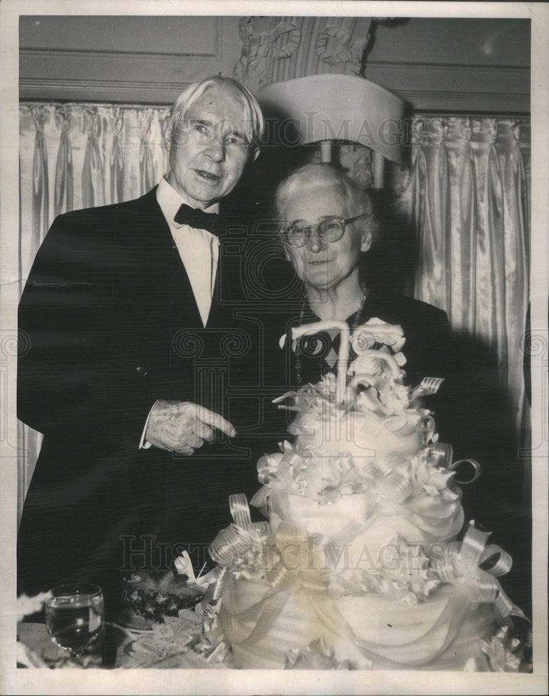 1953 Press Photo Poet Carl Sandberg w/ his wife Lillian at his 75th birthday - Historic Images