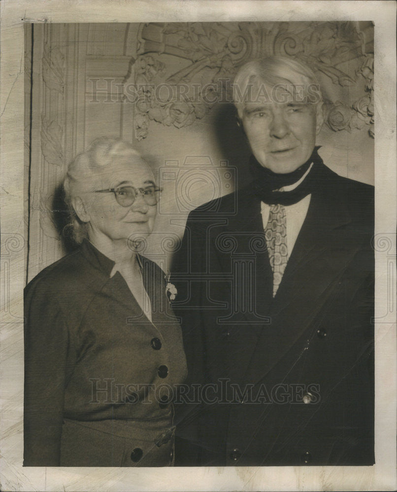 1953 Press Photo Poet Carl Sandberg w/ his wife Lillian at the Blackstone hotel - Historic Images