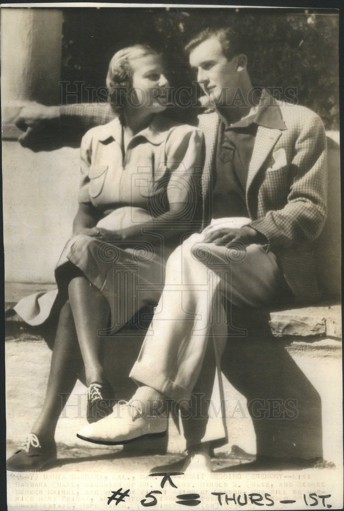 1938 Press Photo Man and woman sitting on sidewalk - Historic Images