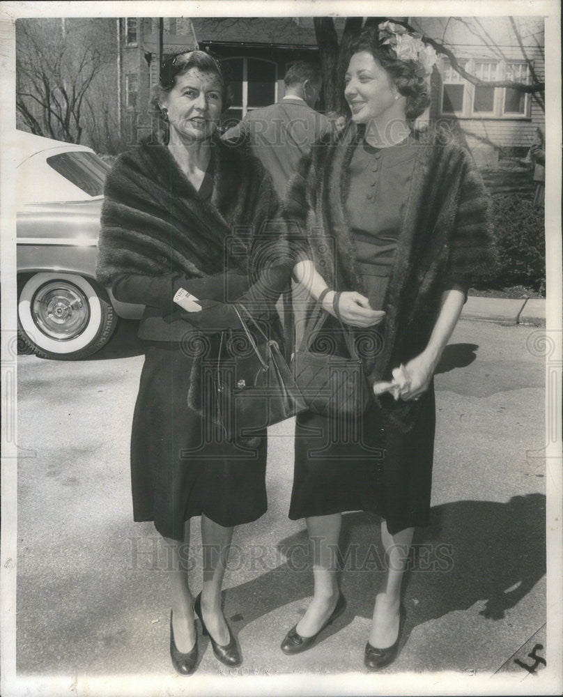 1957 Press Photo Mrs. Kimball Salisbury Charles Meyer Worshipers Church Holy - Historic Images