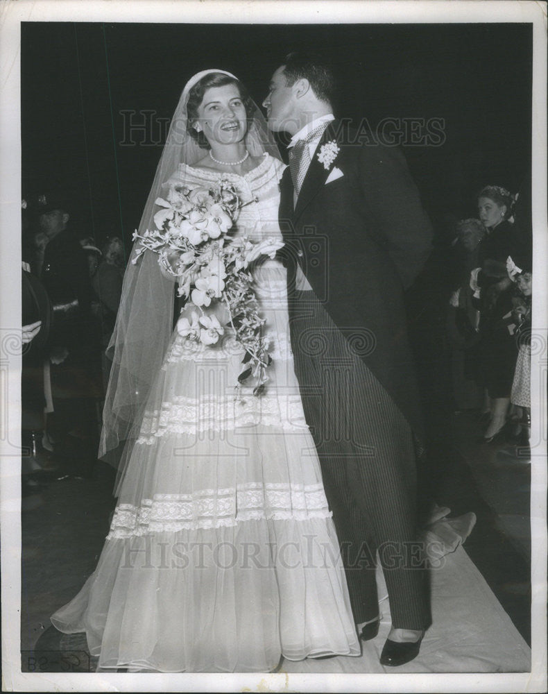 1953 Press Photo Robert Sargent Shriver Jr kissing his bride Eunice Mary Kennedy - Historic Images