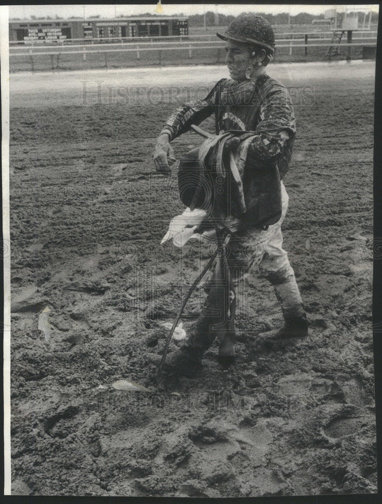 1977 Press Photo Jockey Ray Sibille Walks through Mud After Race - Historic Images