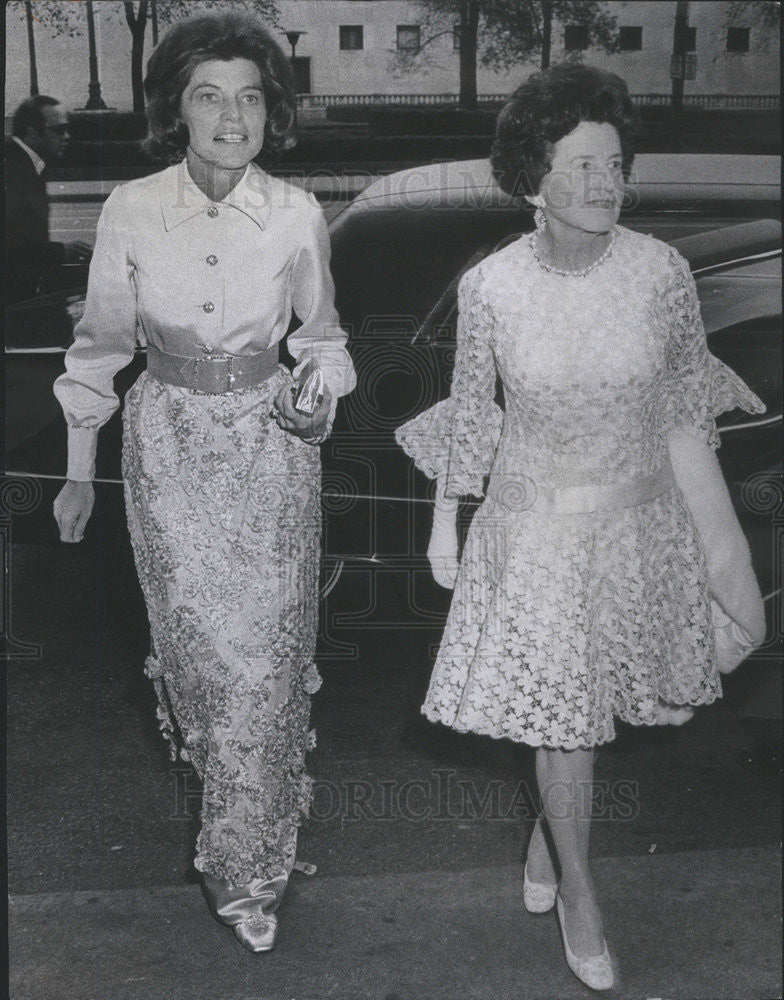 1968 Press Photo Wife And Daughter Of Robert Shriver Jr Leaving Limousine - Historic Images