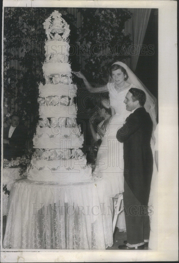 1953 Press Photo Robert Shriver Jr Eunice Kennedy Wedding Cutting Cake New York - Historic Images