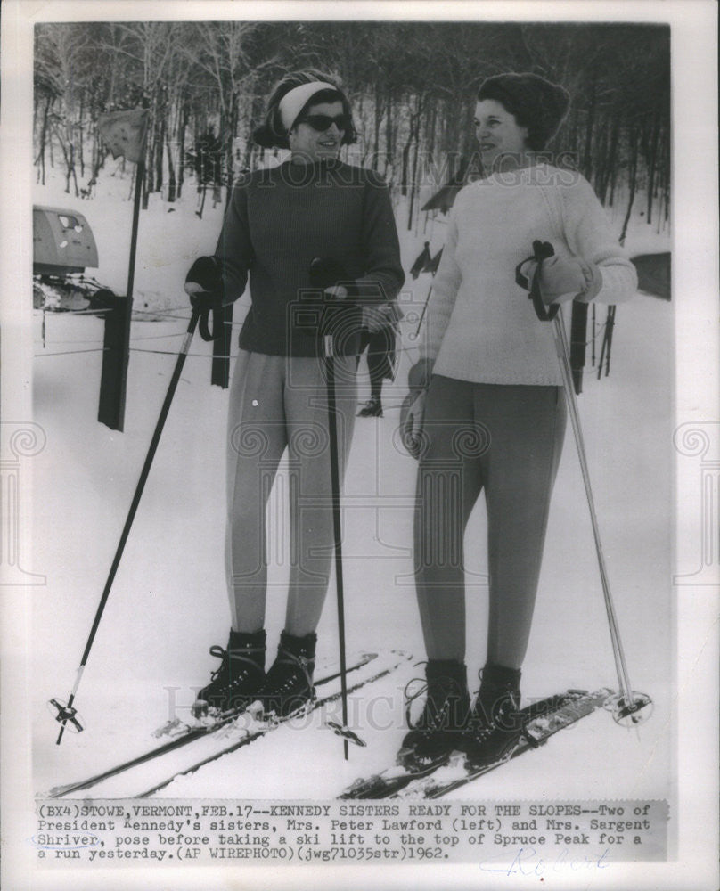 1962 Press Photo Mrs. Peter Lawford &amp; Mrs. Sargent Shriver Skiing In Vermont - Historic Images