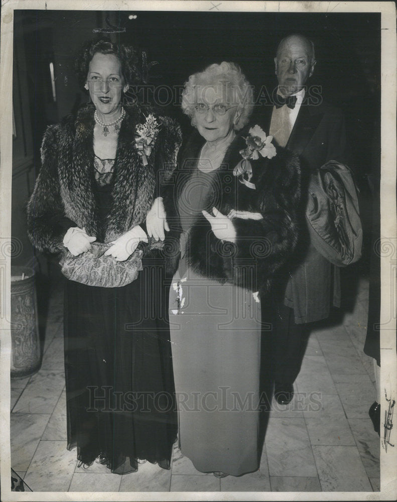 1946 Press Photo Mrs Telfer MacArthur, Mrs William Sherman Hay - Historic Images