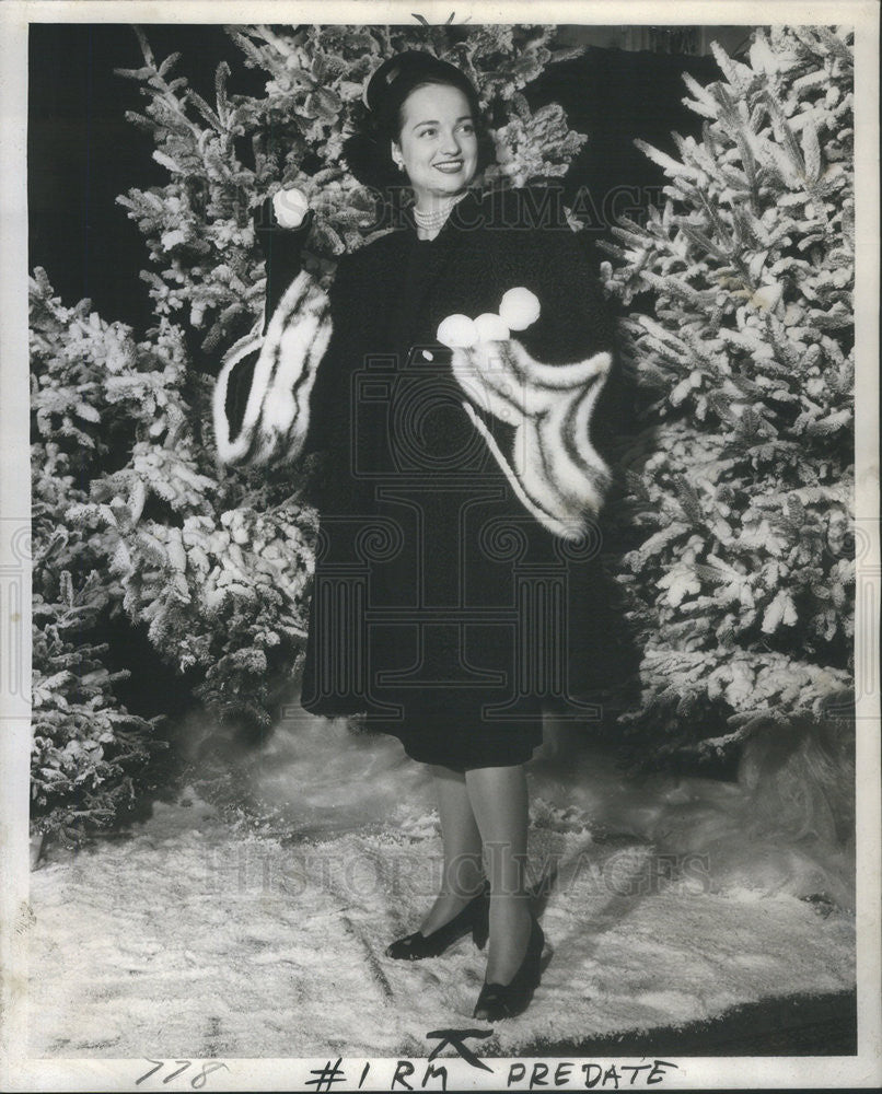 1946 Press Photo Nancy MacBurney Wearing Fur Coat Throwing Snowballs Fashion - Historic Images