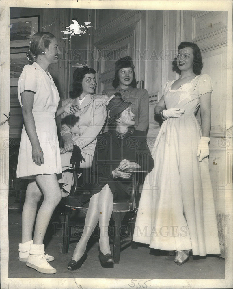 1947 Press Photo Emerson House Benefit Committee Members Choosing Fashion - Historic Images