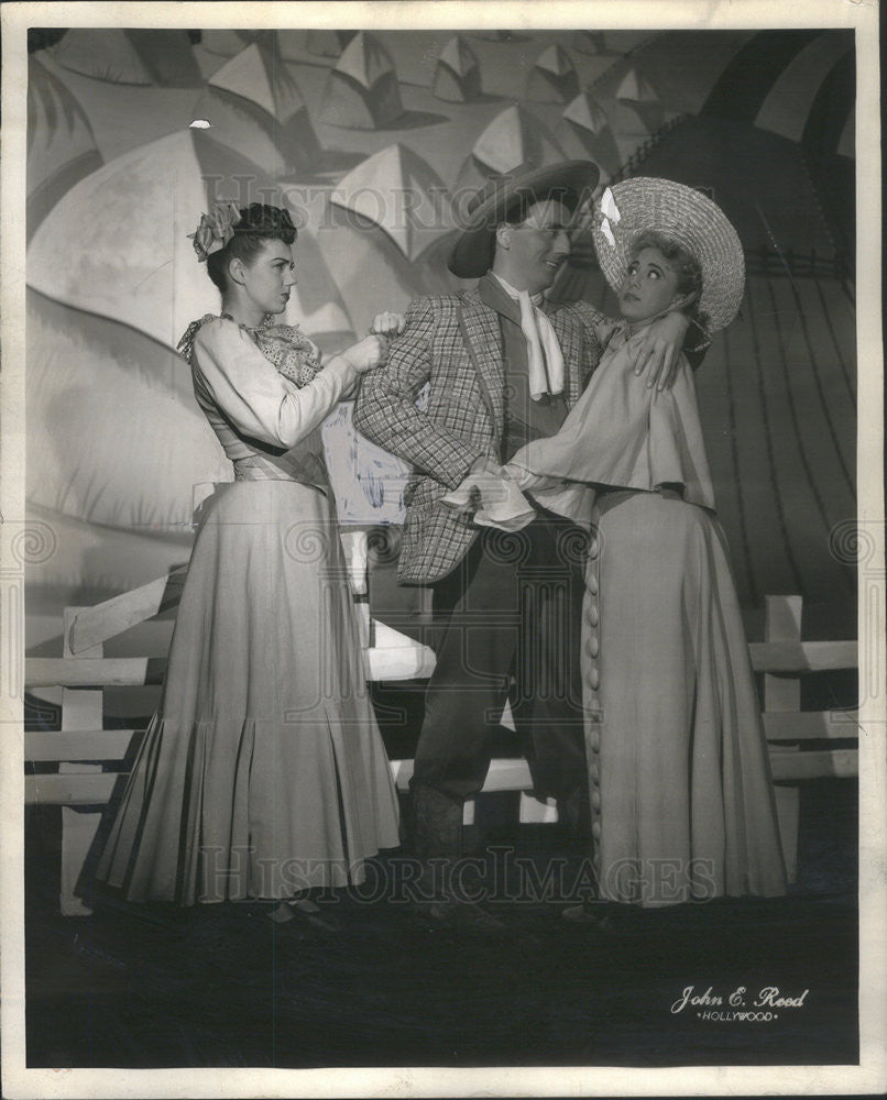 1946 Press Photo Actors Dorothea MacFarland, Walter Donahue And Christine Karner - Historic Images