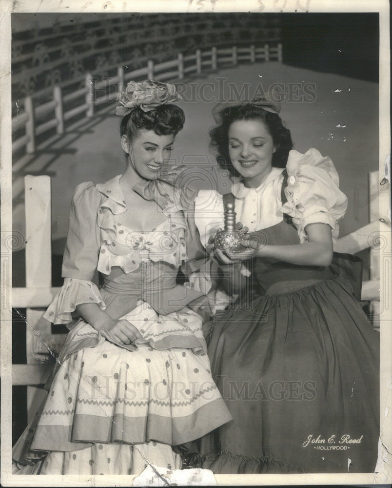 1946 Press Photo Actors Dorothea MacFarland And Peggy Engel In &quot;Oklahoma&quot; - Historic Images