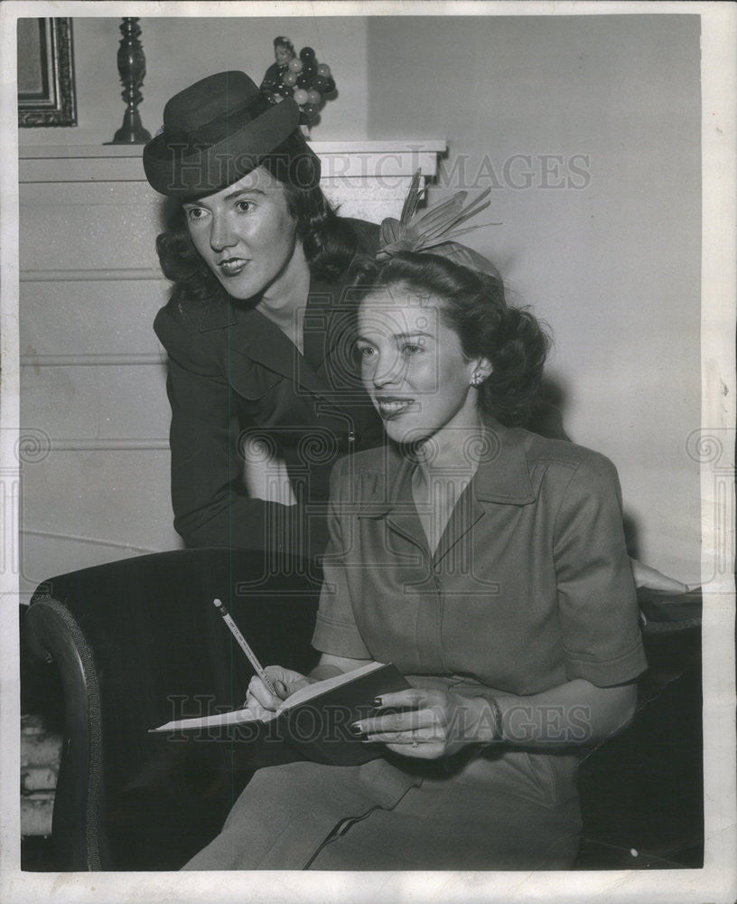 1947 Press Photo Mrs J. Hayden Macdonald &amp; Mrs Charle Sprowl - Historic Images