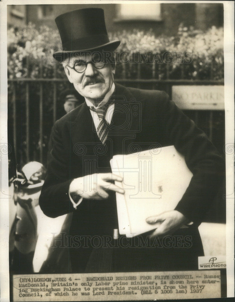 1937 Press Photo Ramsay MacDonald Presenting Resignation From Privy Council - Historic Images