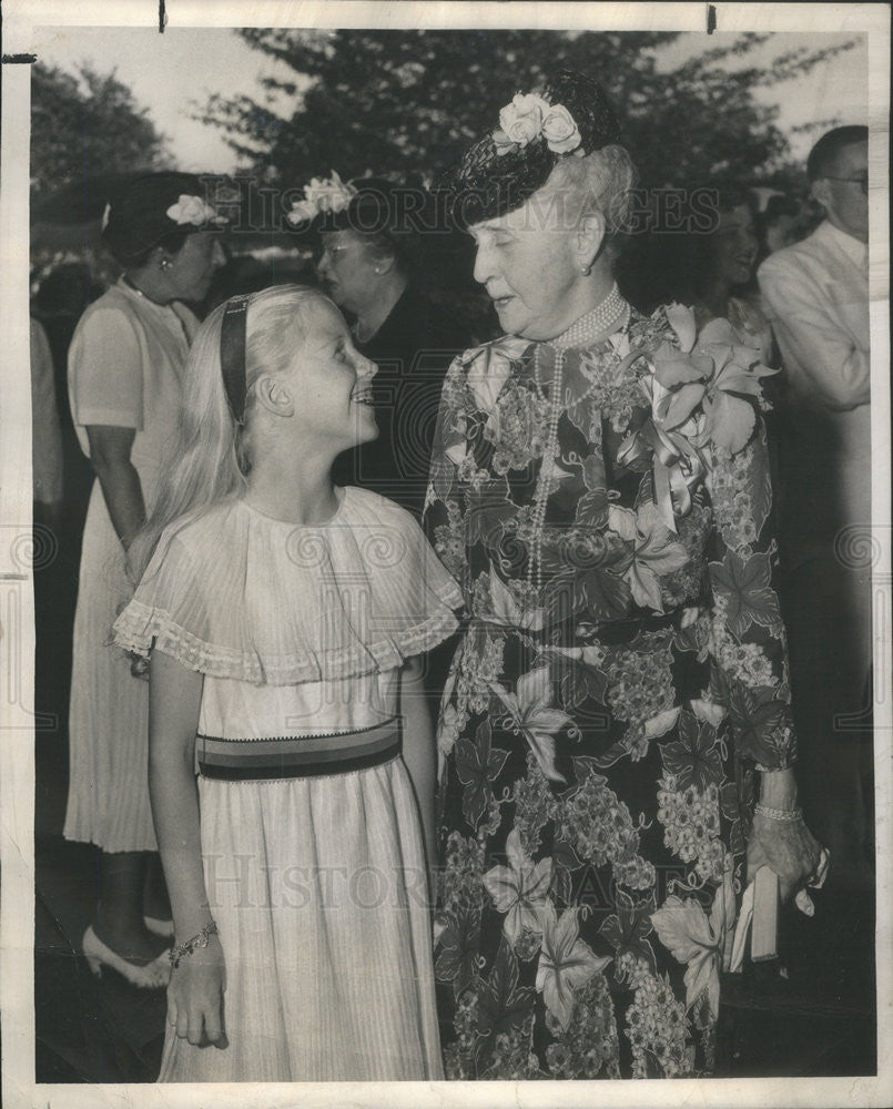 1948 Press Photo Mrs. Patrick A. Valentine and Granddaughter Leola Armour, 10 - Historic Images