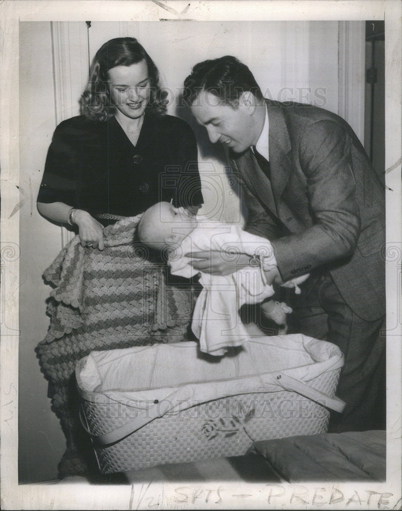 1946 Press Photo Harvard Law Student Torbert McDonald Wife &amp; Baby Torbert Jr. - Historic Images