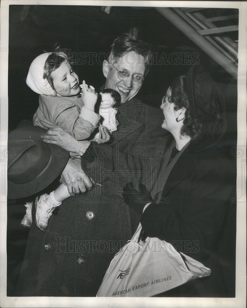 1945 Press Photo Mr &amp; Mrs Curtis MacDougall w/ daughter Priscila - Historic Images