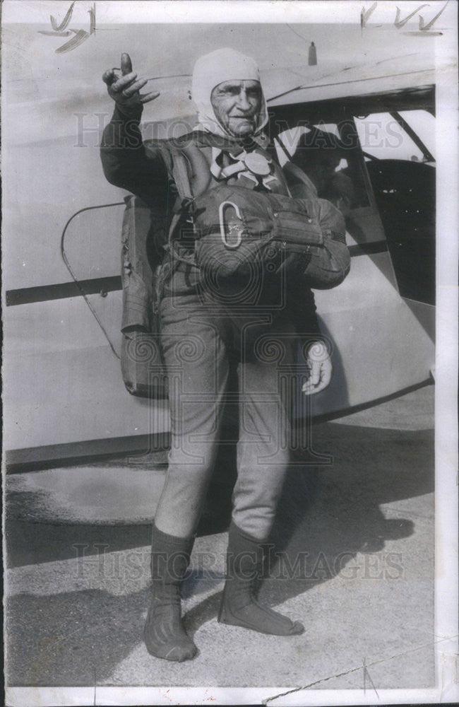 1951 Press Photo Bernarr McFadden Prepared For Parachute Jump Entering Plane - Historic Images