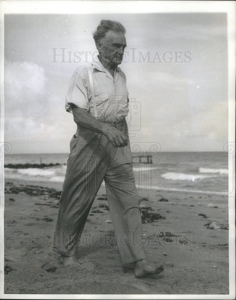 1943 Press Photo Bodybuilder Bernarr MacFadden Takes 10 Mile Hike At Age 75 - Historic Images