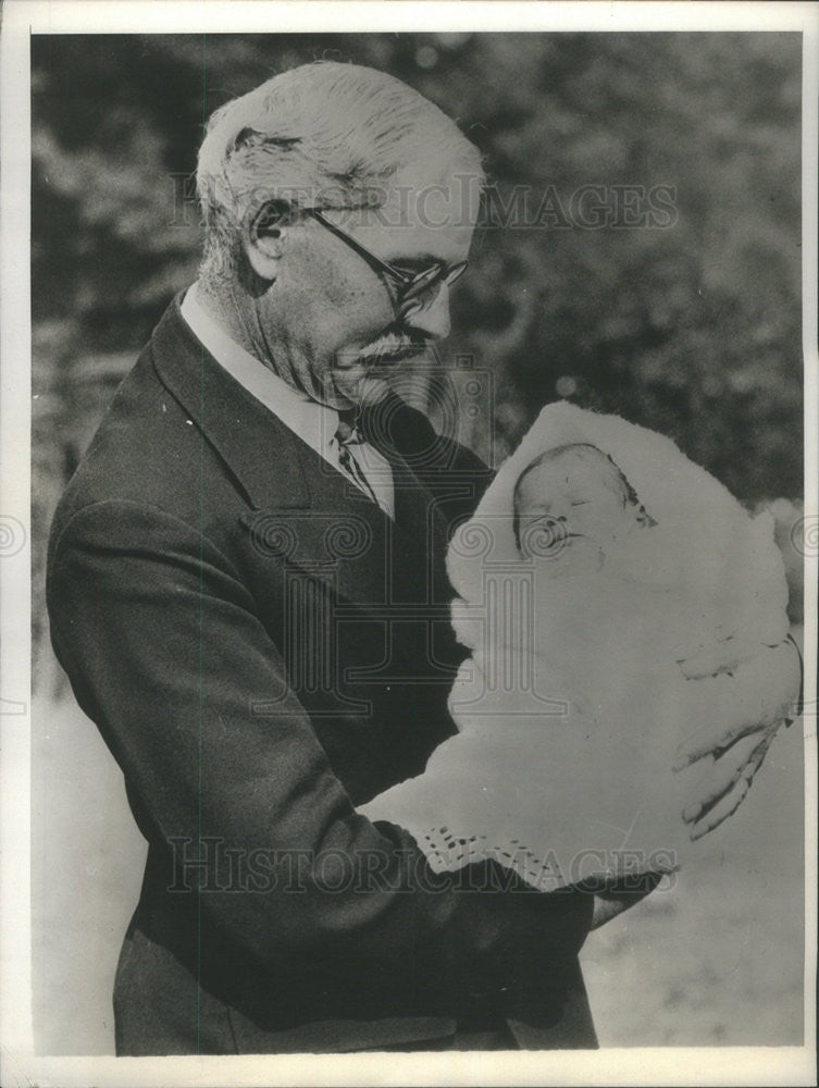 1933 Press Photo British Premier Ramsay MacDonald Holding Baby Granddaughter - Historic Images