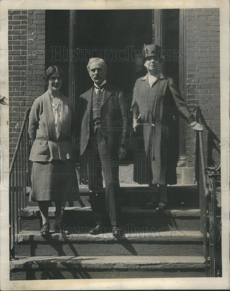 Undated Press Photo British Premier Ramsay MacDonald With Ishbel On Steps London - Historic Images