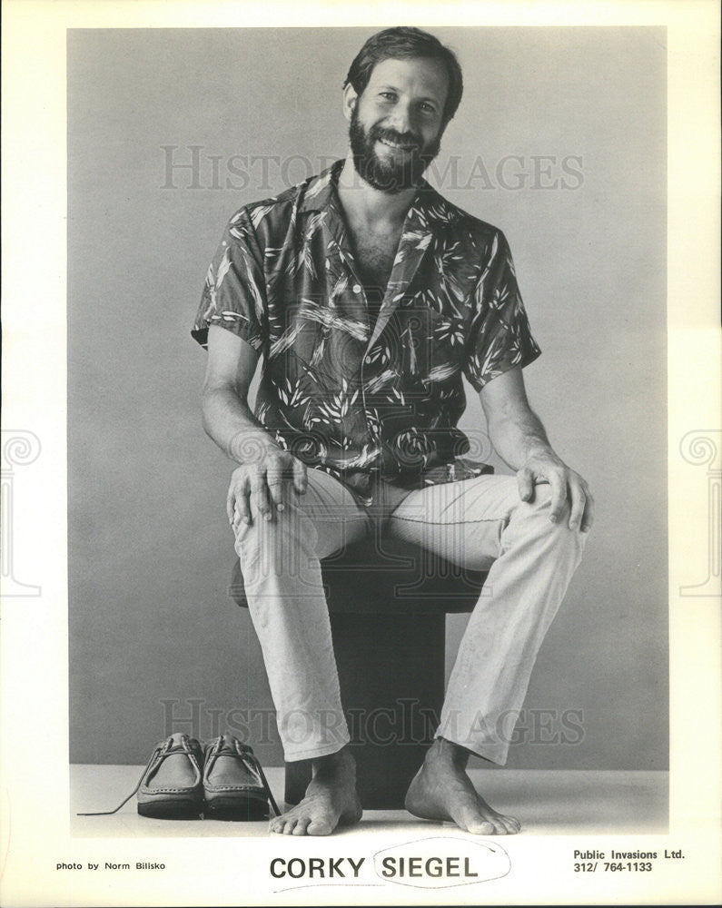 Undated Press Photo Entertainer Corky Siegel Portrait Wearing No Shoes - Historic Images