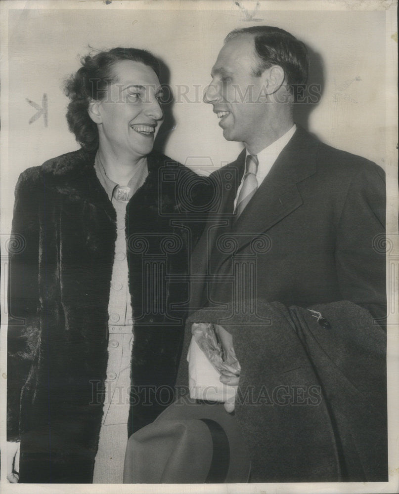 1949 Press Photo Harry and Elsie Lanning pose for reporters at airport - Historic Images