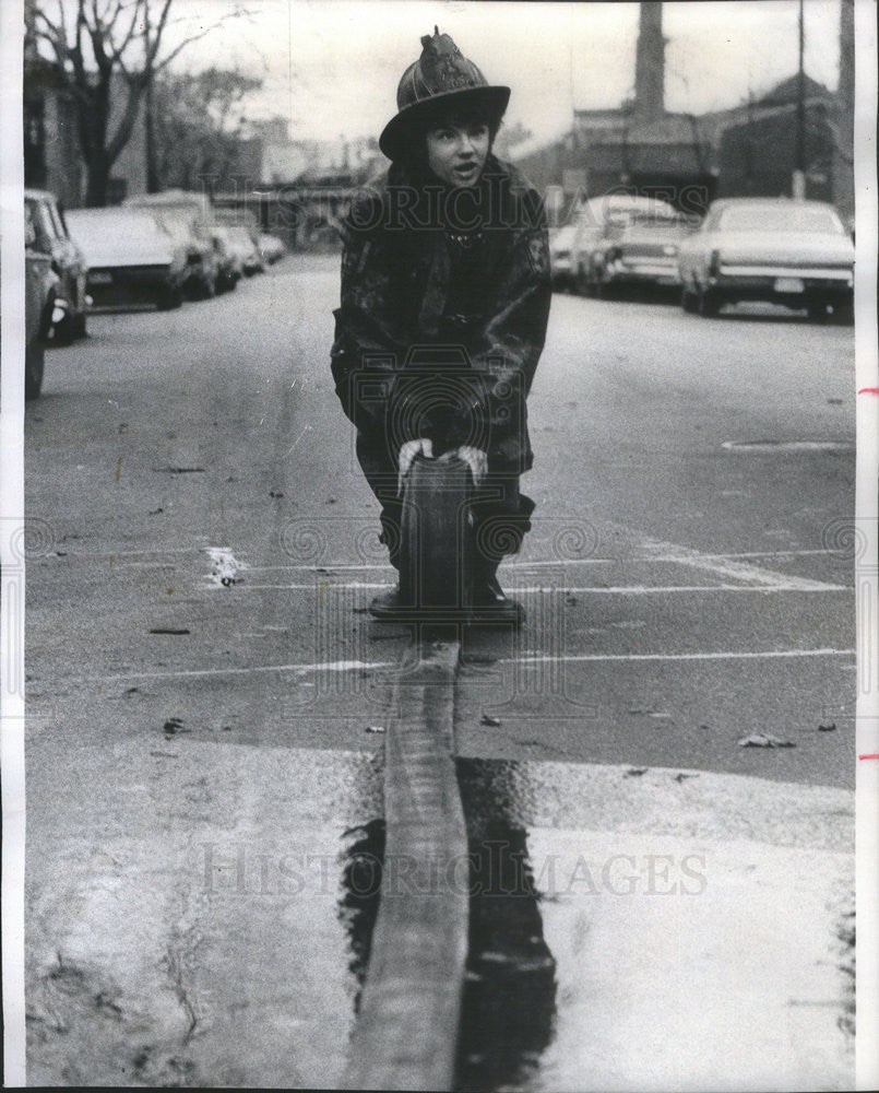 1973 Press Photo Columnist Pamela Lansden Working As Chicago Firefighter - Historic Images